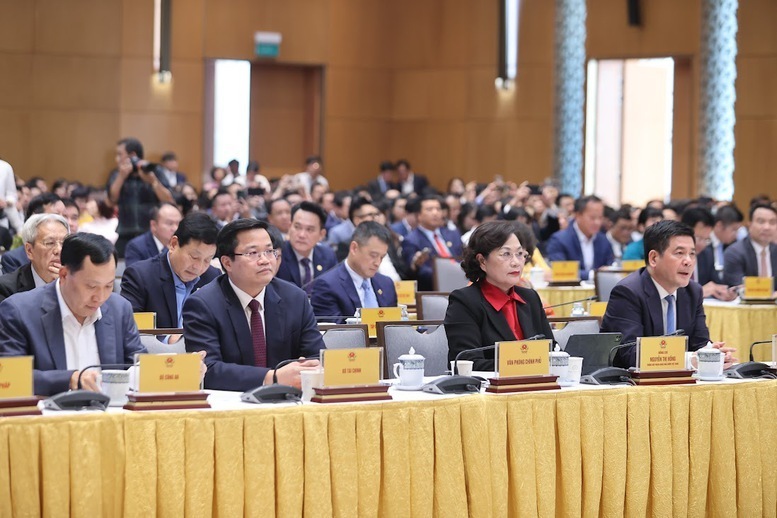 Bộ trưởng Bộ Công Thương Nguyễn Hồng Diên (ngoài cùng bên phải) cùng đại diện lãnh đạo các bộ, ngành tham dự hội nghị. Ảnh: VGP/Nhật Bắc.