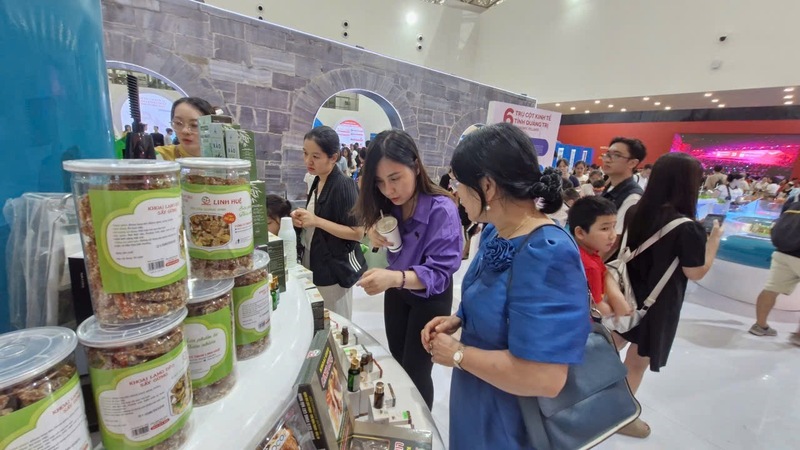 Các gian hàng trưng bày sản phẩm của tỉnh Quảng Trị tại sự kiện "80 năm hành trình Độc lập - Tự do - Hạnh phúc".
