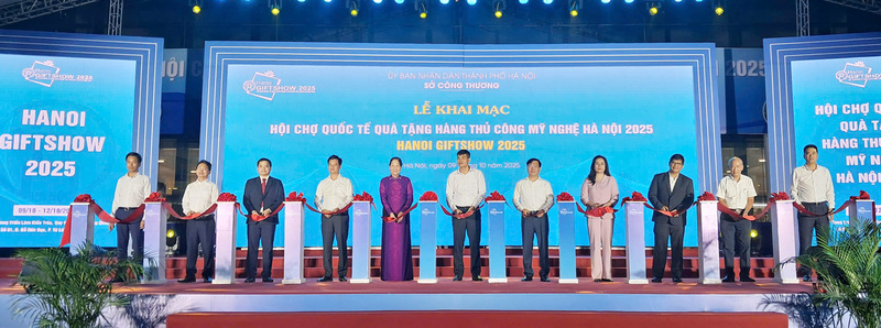 Các đại biểu cắt băng khai mạc Hội chợ. Ảnh: N.H.