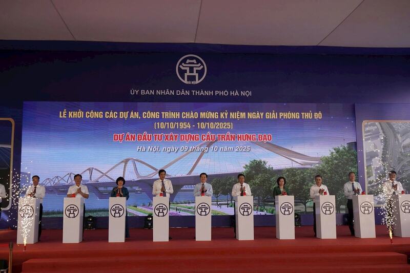 Các đại biểu thực hiện nghi thức ấn nút khởi công xây dựng cầu Trần Hưng Đạo. Ảnh: Tuấn Lương