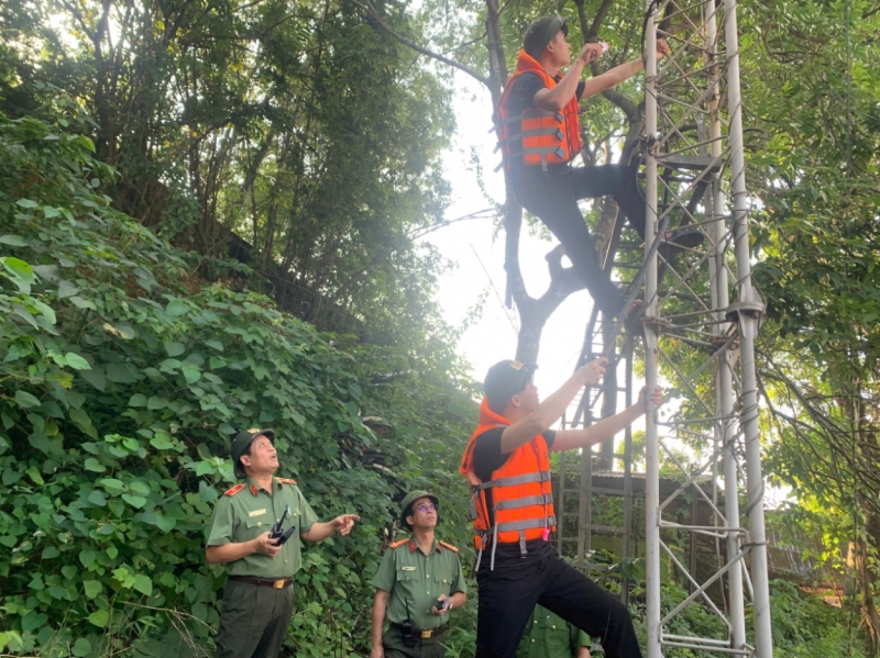 Thiếu tướng Nguyễn Hồng Nguyên cùng lãnh đạo Công an tỉnh Thái Nguyên và các kỹ sư của Mobifone kết nối thông suốt thông tin liên lạc của nhà mạng. Ảnh: Lê Hòa