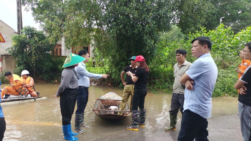 Lãnh đạo xã Trung Giã kiểm tra công tác phòng, chống mưa lũ tại các thôn trong xã. Ảnh: H.Như
