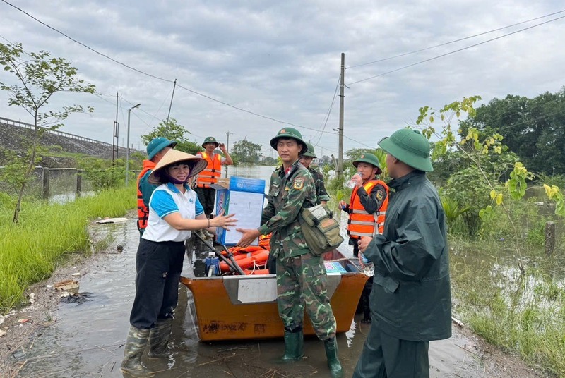 Trao tặng nước uống cho lực lượng cứu trợ mưa lũ tại xã Trung Giã. Ảnh: H.Như