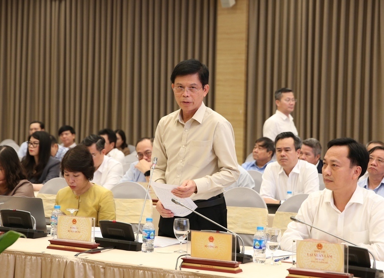 Thứ trưởng Bộ Xây dựng Lê Anh Tuấn trả lời câu hỏi của báo chí tại Họp báo. Ảnh: VGP/Nguyễn Hoàng