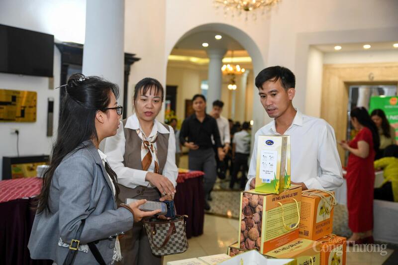 Ông Phan Văn Nết (phải) giới thiệu các sản phẩm của HTX Sản xuất thương mại và dịch vụ nông nghiệp Phì Điền