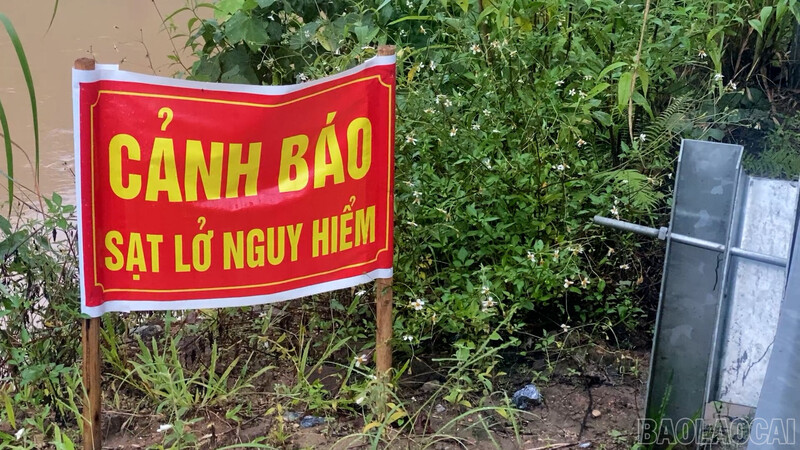 Chính quyền địa phương cắm biển cảnh báo để đảm bảo an toàn cho người và phương tiện qua lại. Ảnh: Báo Lào Cai.