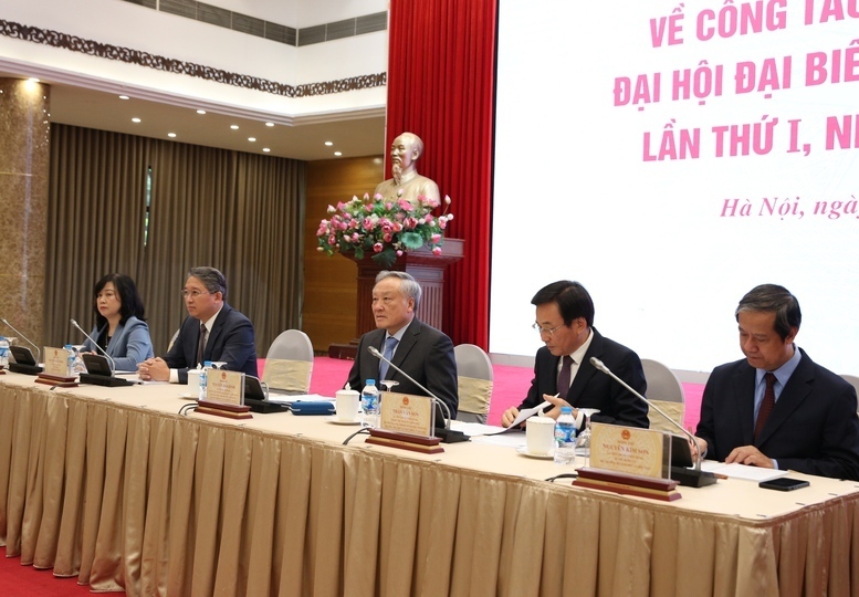 Phó Thủ tướng Thường trực Chính phủ Nguyễn Hòa Bình cùng lãnh đạo các bộ chủ trì họp báo. Ảnh: VGP/Nguyễn Hoàng.
