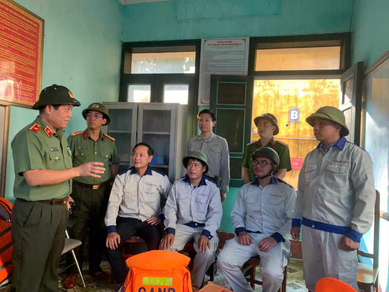 Thiếu tướng Nguyễn Hồng Nguyên, Phó Chánh Văn phòng Bộ Công an chỉ đạo lực lượng đảm bảo "mạch máu thông tin" tại Thái Nguyên. Ảnh: Lê Hòa