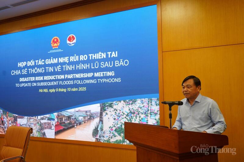 Thứ trưởng Bộ Nông nghiệp và Môi trường Nguyễn Hoàng Hiệp phát biểu tại cuộc họp.