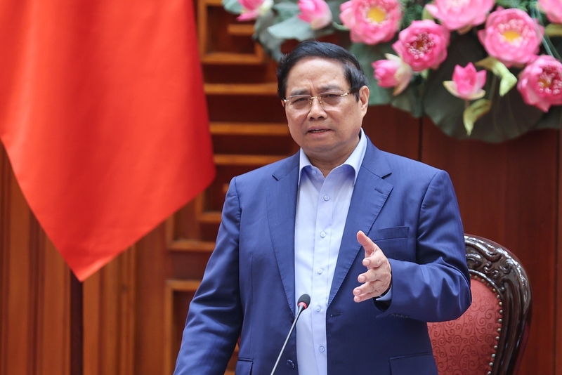 Thủ tướng Phạm Minh Chính chủ trì cuộc họp của Thường trực Chính phủ nhằm đánh giá tình hình, chỉ đạo tổ chức triển khai một số biện pháp cấp bách để khắc phục hậu quả cơn bão số 11 và mưa lũ sau bão. Ảnh: VGP/Nhật Bắc