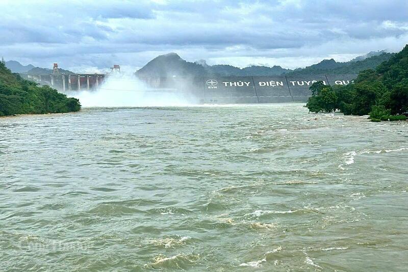 Thủy điện Tuyên Quang xả đáy. Ảnh: Thanh Tuấn