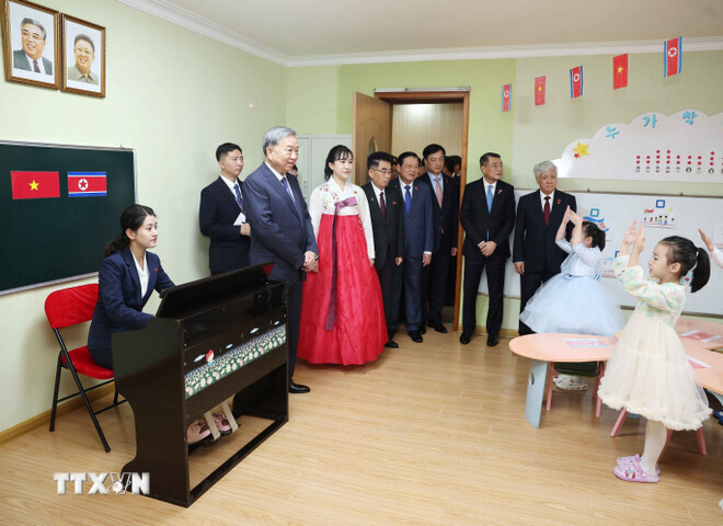 Tổng Bí thư Tô Lâm thăm lớp học mang tên Chủ tịch Hồ Chí Minh. Ảnh: TTXVN