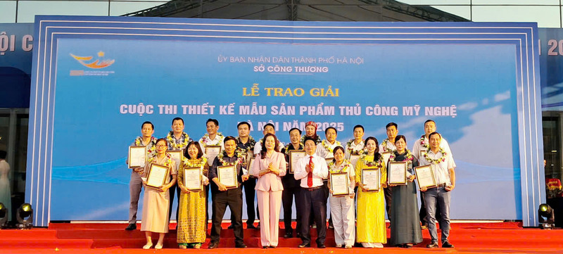 Qua quá trình chấm chọn nghiêm túc, Ban giám khảo đã trao 90 giải thưởng, gồm 6 Nhất, 18 Nhì, 24 Ba và 42 Khuyến khích, trải đều trên 6 nhóm sản phẩm. Ảnh: N.H