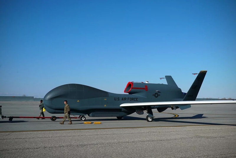 UAV RQ-4 Global Hawk là vũ khí trinh sát chiến lược giúp Mỹ nắm thế chủ động trên không, nhờ khả năng bay lâu, tầm xa và gần như “vô hình” với radar. Ảnh: U.S. Air Force