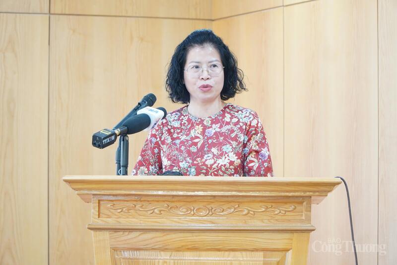 Bà Nguyễn Thị Minh Huyền, Phó Cục trưởng Cục Thương mại điện tử và Kinh tế số thông tin tại buổi họp báo thường kỳ quý III/2025 của Bộ Công Thương