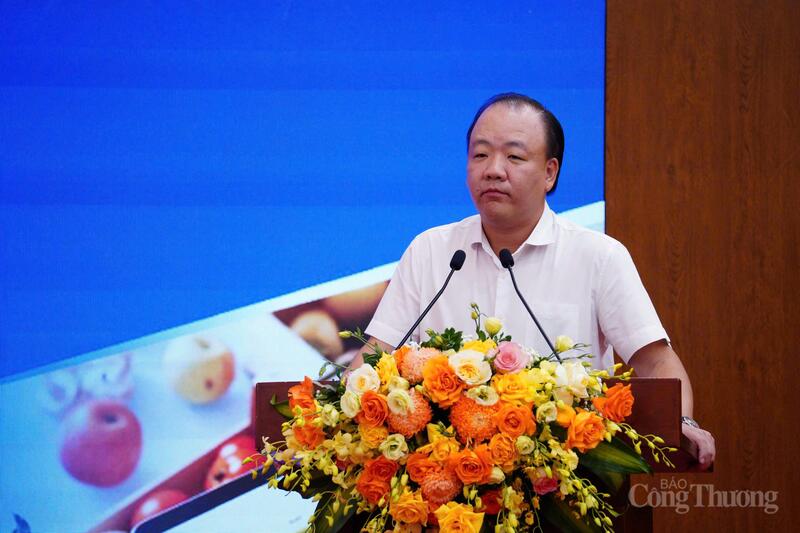 Ông Trần Hữu Linh - Cục trưởng Cục Quản lý và Phát triển thị trường trong nước trình bày tham luận tại diễn đàn.