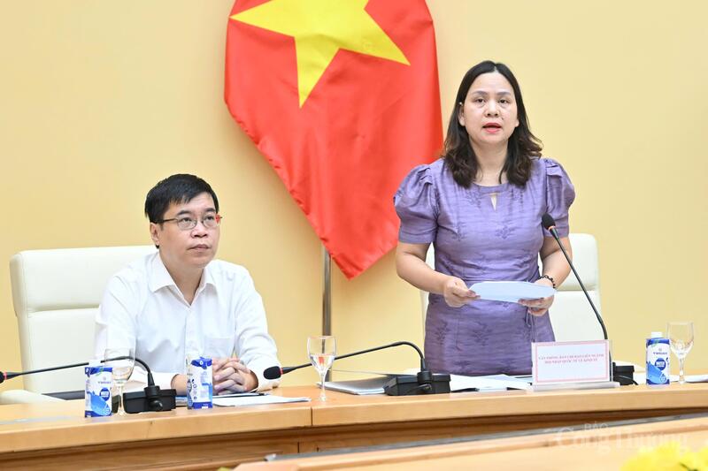 Bà Lê Thị Hằng - Phó Chánh Văn phòng Ban Chỉ đạo liên ngành hội nhập quốc tế về kinh tế báo cáo tóm tắt về kết quả hoạt động của Ban Chỉ đạo trong thời gian qua