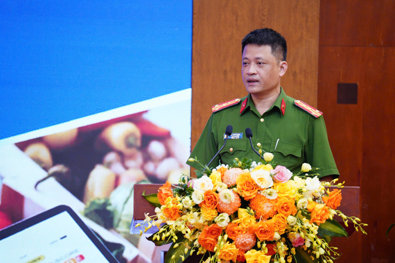 Đại tá Hà Nam Trung, Phó Giám đốc Trung tâm Dữ liệu Quốc gia (Bộ Công an) phát biểu tại Diễn đàn “Công nghệ định danh và truy xuất nguồn gốc – Nâng tầm hàng Việt”. Ảnh: Thái Mạnh