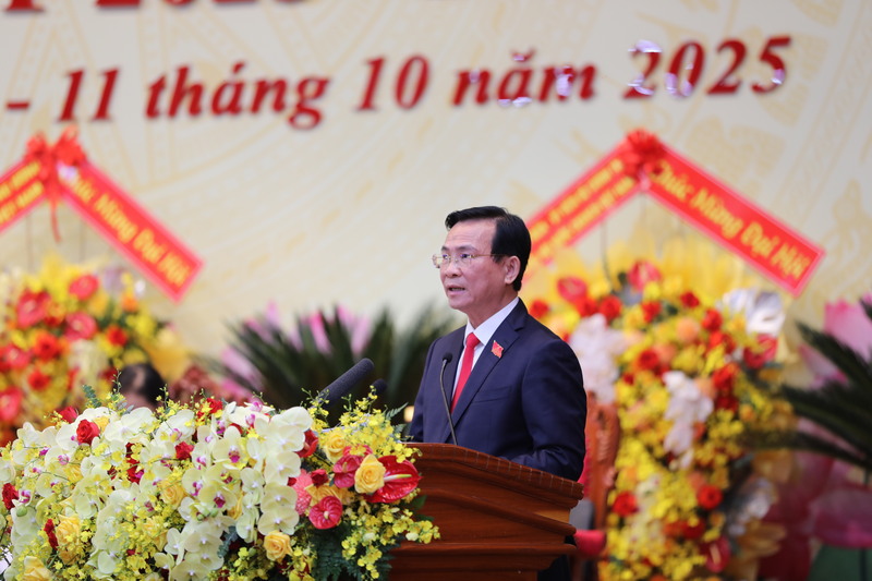 Chủ tịch UBND tỉnh Lâm Đồng Hồ Văn Mười báo cáo tại Đại hội.