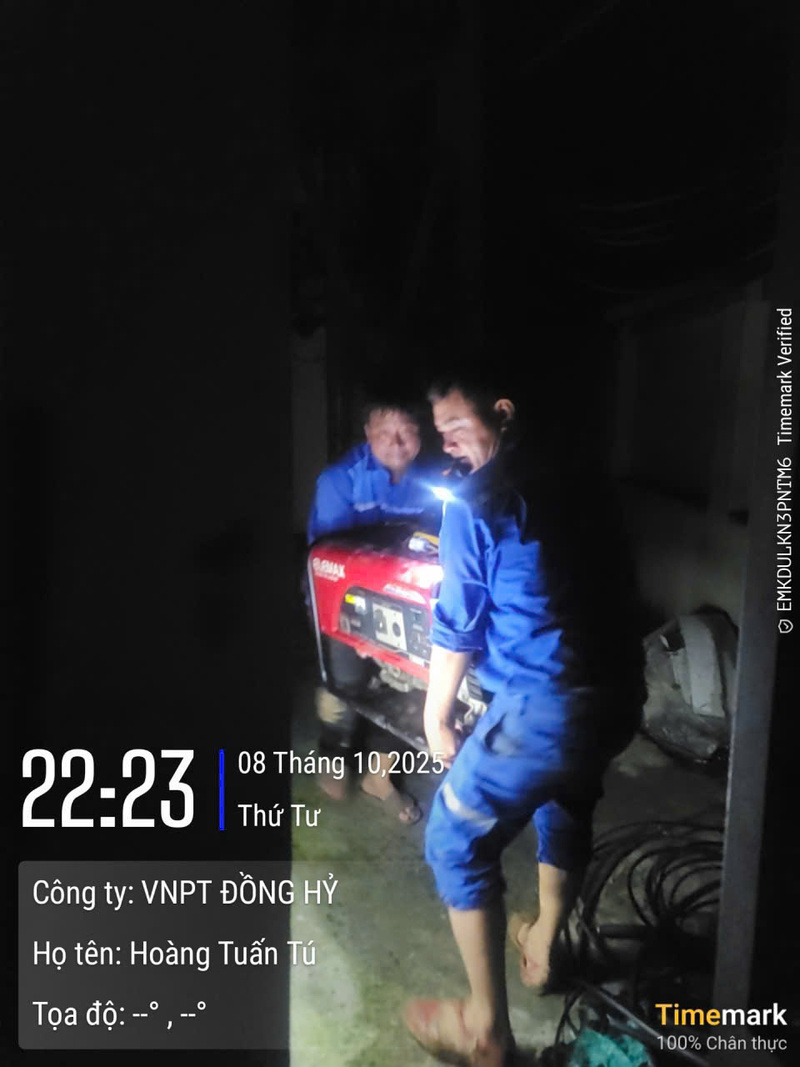 Hàng nghìn cán bộ kỹ thuật của VNPT vẫn bám trụ tại các khu vực bị lũ lụt, ngày đêm khẩn trương khắc phục sự cố