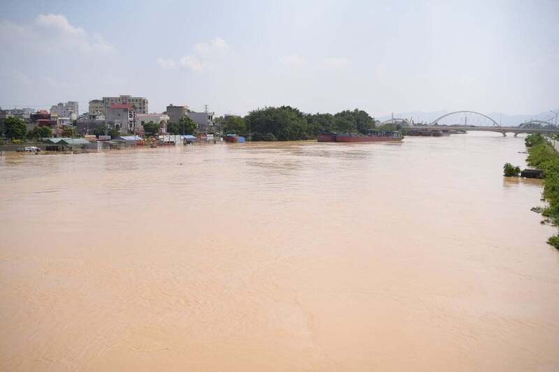 Mực nước trên sông Thương, sông Cầu tiếp tục duy trì ở mức cao, dự báo đạt đỉnh trong đêm nay và rạng sáng 10/10. Ảnh: Phạm Minh.