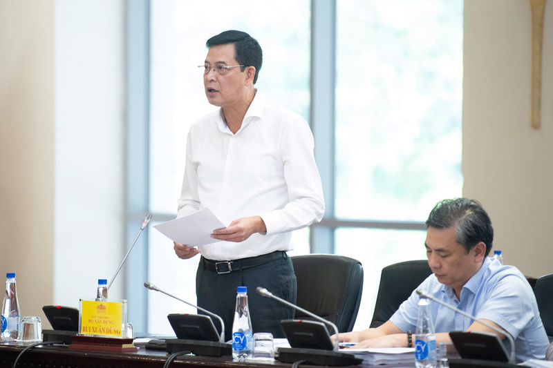 Thứ trưởng Bộ Xây dựng Bùi Xuân Dũng phát biểu tại phiên họp. Ảnh: VPQH
