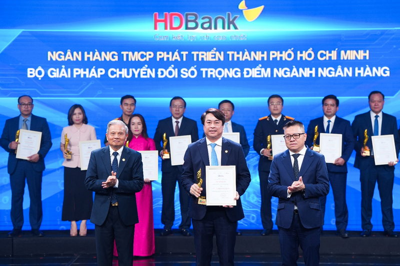 Giải thưởng ghi nhận nỗ lực tiên phong và kết quả nổi bật của HDBank trong hành trình số hóa toàn diện