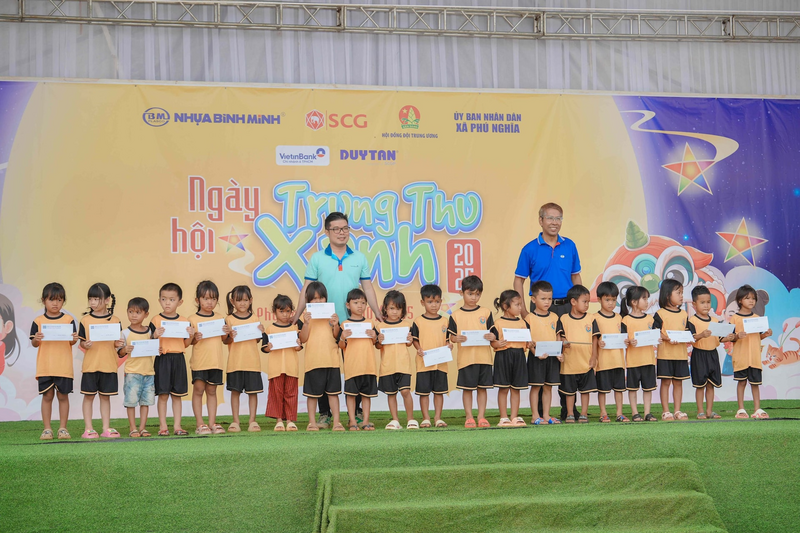 Ngoài các hoạt động vui chơi, ban tổ chức trao 70 suất học bổng trị giá 70 triệu đồng cho học sinh vượt khó học giỏi, mang niềm vui và động lực đến các em