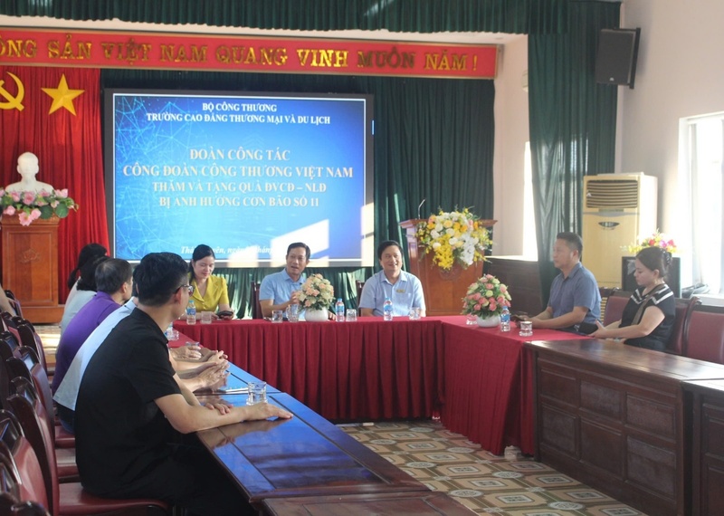 Đồng chí Lê An Hải, Chủ tịch CĐCTVN và đoàn công tác đã chia sẻ, thăm hỏi các đơn vị, đoàn viên, người lao động trong vùng bị ảnh hưởng cơn bão số 11