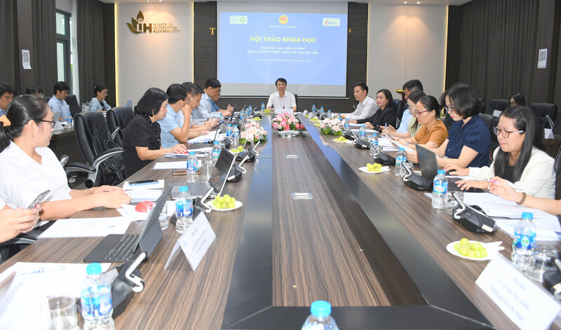 Ông Nguyễn Việt Tấn - Phó Cục trưởng Cục Đổi mới sáng tạo, Chuyển đổi xanh và Khuyến công, chủ trì hội thảo. Ảnh: Minh Khuê.