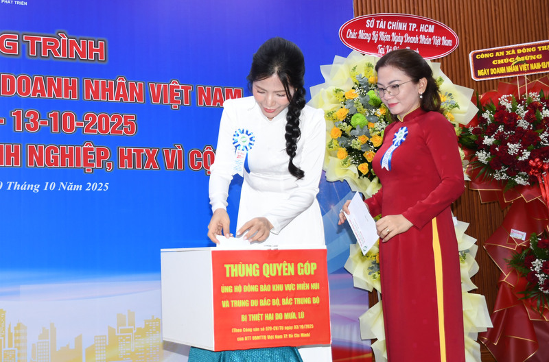 Doanh nhân, doanh nghiệp quyên góp ủng hộ đồng bào vùng lũ tại các tỉnh miền Bắc tại chương trình. Ảnh: Minh Khuê.