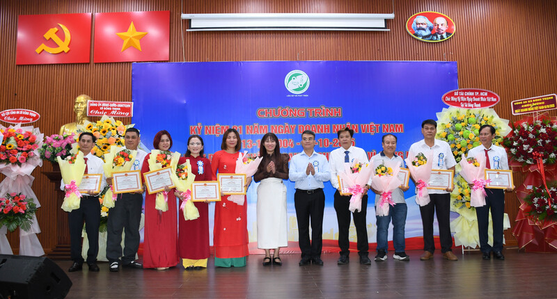 Ông Nguyễn Văn Tuyên, Bí thư Đảng ủy - Chủ tịch HĐND xã và Chủ tịch UBND xã Đông Thạnh Nguyễn Mậu Phương Quỳnh trao tặng giấy khen và hoa cho các doanh nhân tại sự kiện. Ảnh: Minh Khuê.