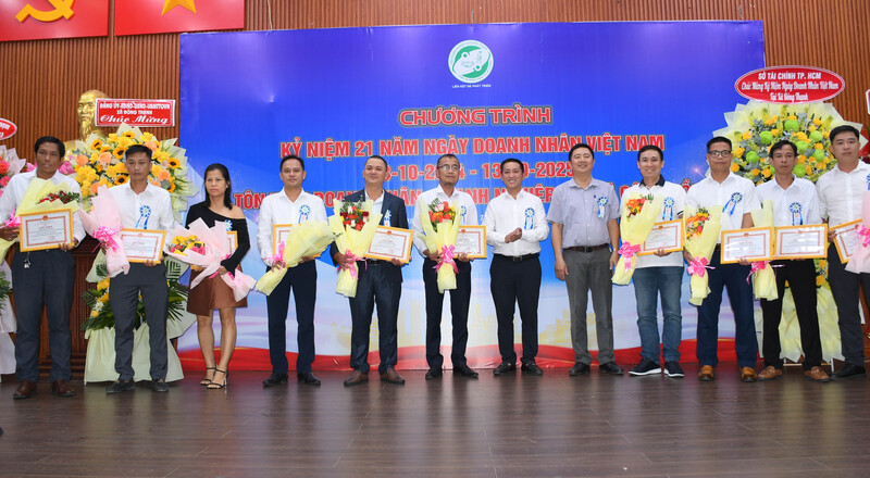 Ông Nguyễn Lê Trọng Tâm- Phó Chủ tịch UBND xã Đông Thạnh và ông Nguyễn Toàn Nam - Phó Chủ tịch HĐND xã Đông Thạnh trao tặng giấy khen và hoa cho doanh nhân tại sự kiện. Ảnh: Minh Khuê.