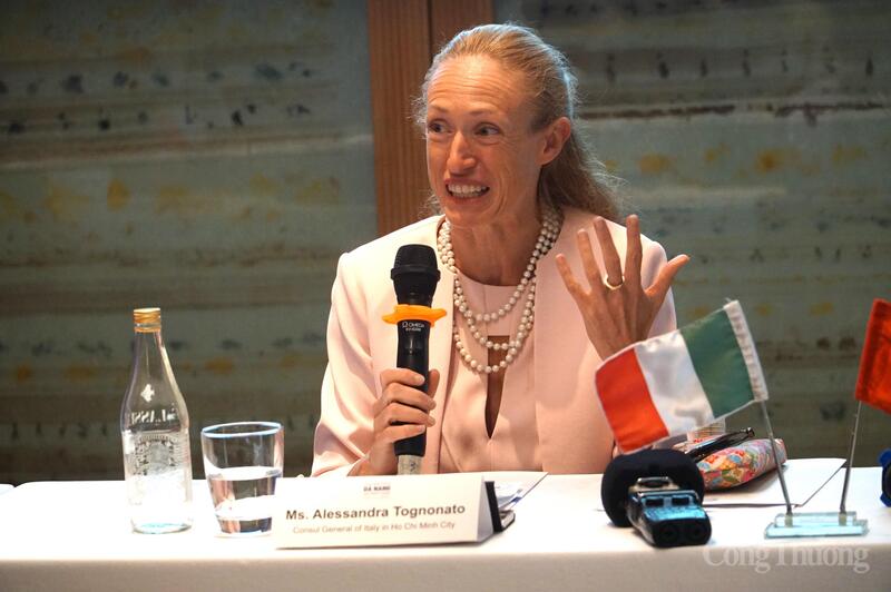 Bà Alessandra Tognonato, Tổng Lãnh sự Ý tại TP. Hồ Chí Minh phát biểu tại họp báo.