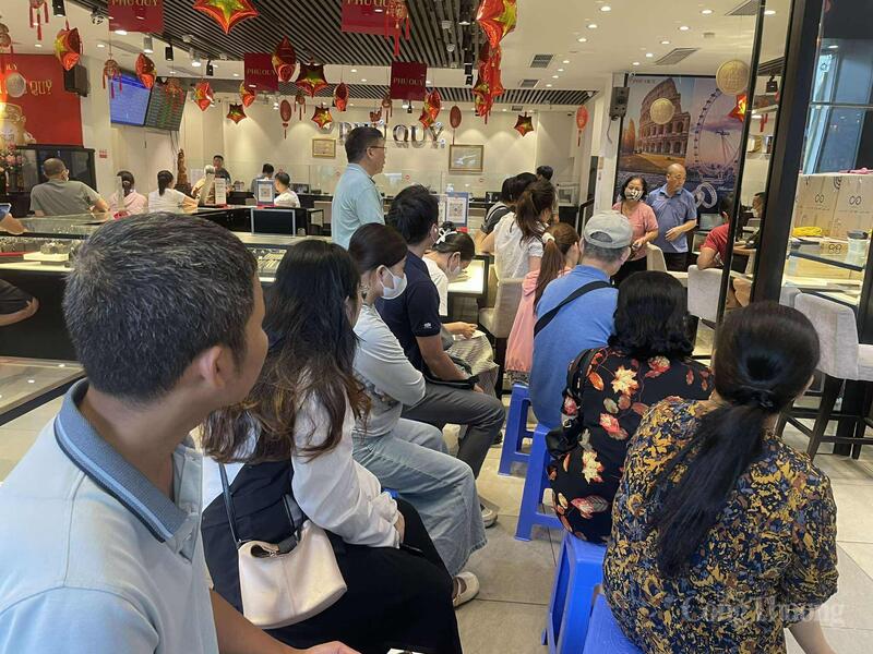 Tại cửa hàng vàng Phú Quý người dân xếp hàng chờ tới lượt lấy vàng đã đặt trước.