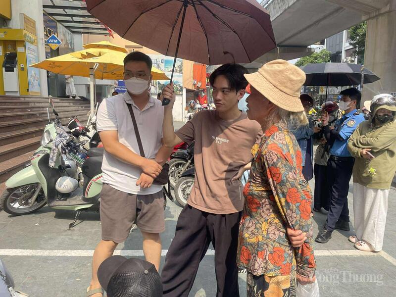 Người dân đủ mọi lứa tuổi, từ cụ già đến thanh niên, cùng xếp hàng trước cửa hàng vàng sáng 10/10.