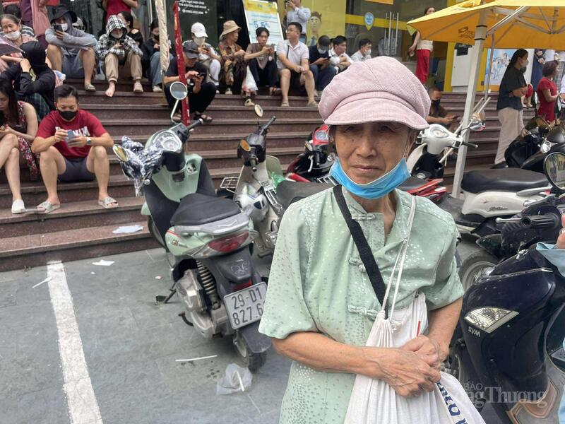 Bà Nguyễn Thị Vườn Xuân (78 tuổi, trú tại đường Láng) tỏ vẻ thất vọng vì đi từ 4h sáng mà chưa mua được vàng.