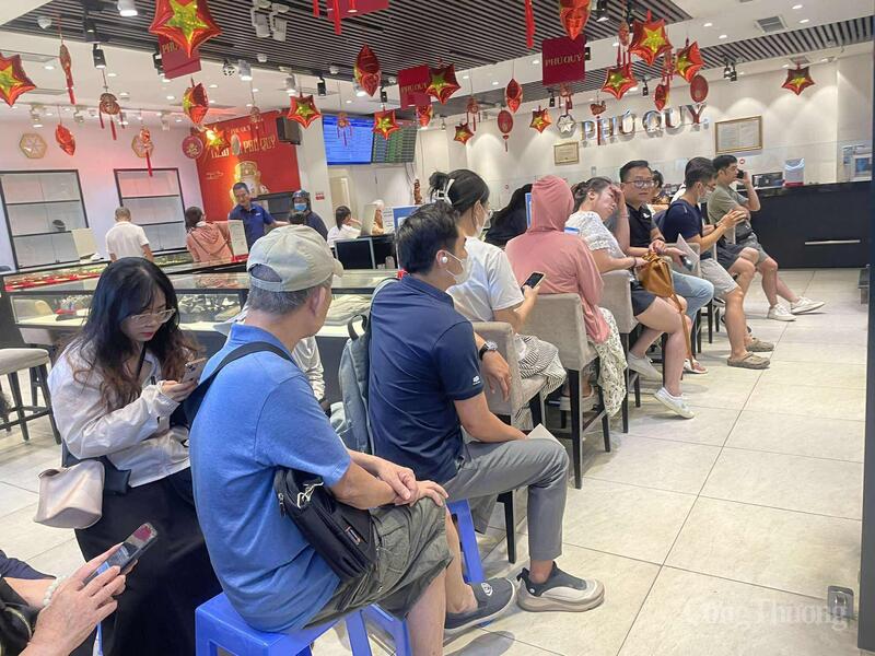 Cửa hàng vàng Phú Quý (329 Cầu Giấy) hướng dẫn khách nhận vàng theo giấy hẹn, không tiếp nhận mua mới.