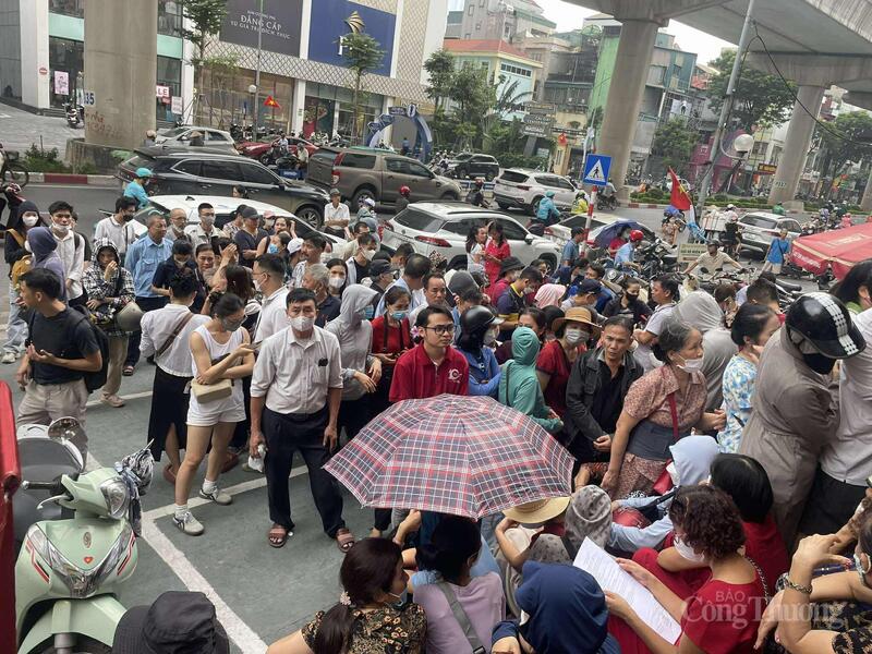 Hàng trăm người dân chen chân tại cửa hàng Bảo Tín Minh Châu (Cầu Giấy).