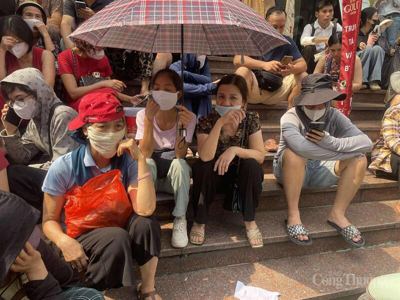 Dù quy định chuyển khoản bắt buộc đã áp dụng, người dân vẫn đổ xô đến mua vàng.