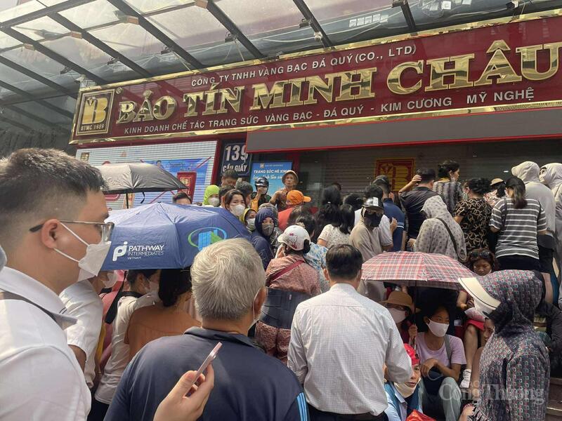 Người dân 'đội nắng' xếp hàng trước cửa hàng vàng Bảo Tín Minh Châu.