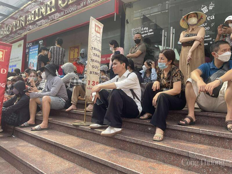 Dù thời tiết nắng nóng nhưng người dân vẫn xếp hàng ngày càng đông chờ mua vàng.