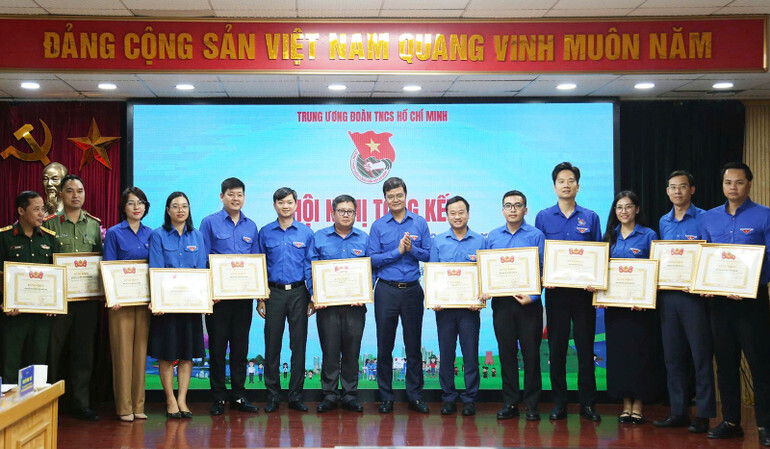 Ban tổ chức trao Bằng khen tặng các đơn vị.
