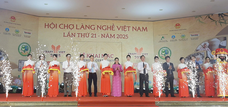 Các đại biểu cắt băng khai mạc Hội chợ. Ảnh: N.H