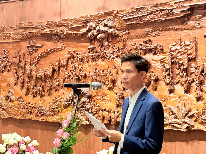 Nghệ nhân Bùi Trọng Lăng phát biểu tại buổi lễ tiếp nhận tác phẩm tranh gỗ "Vinh quy bái tổ"