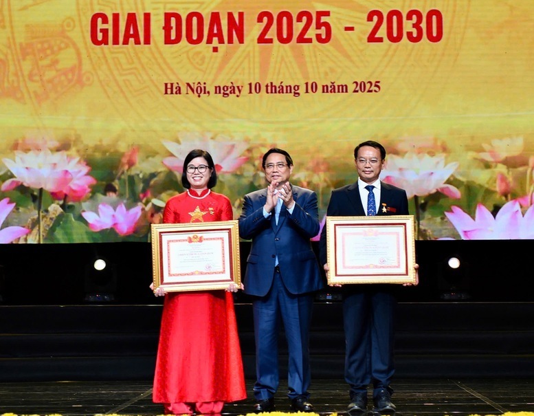 Thủ tướng Phạm Minh chính trao danh hiệu Chiến sĩ thi đua toàn quốc cho 2 cá nhân. - Ảnh: VGP/Nhật Bắc