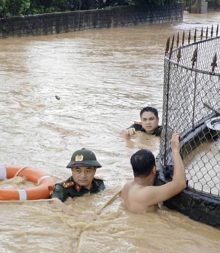 Giữa dòng nước lũ đục ngầu, chảy xiết, Thượng tá Quách Văn Hưng - Trưởng Công an xã Tiên Lục (Bắc Ninh) đã trực tiếp chỉ huy và ngâm mình trong dòng nước lũ để hỗ trợ di chuyển người dân đến nơi an toàn. Ảnh: CAX Tiên Lục.