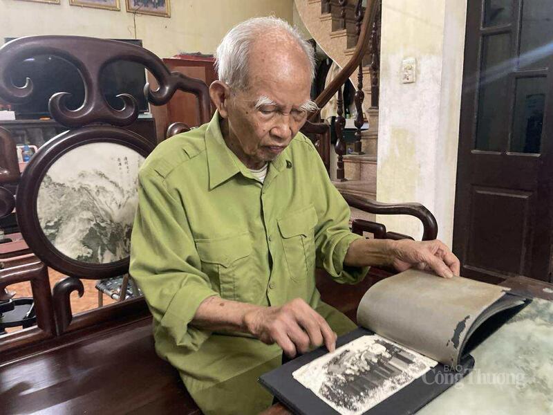 Trong căn nhà nhỏ ở xã Tân Lập, ông Nguyễn Thế Hân lật giở từng tấm ảnh cũ, như được sống lại những ngày tháng lịch sử hào hùng của dân tộc.