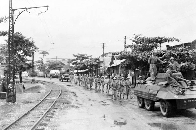 Quân Pháp rút đến đâu, Trung đoàn Thủ đô từ ô Cầu Giấy tiến vào tiếp quản đến đó. Ảnh: Tư liệu TTXVN