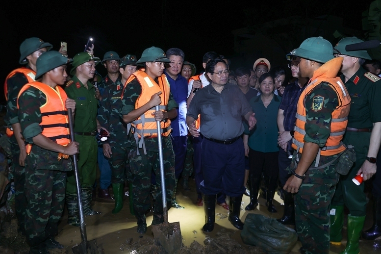 Thủ tướng Phạm Minh Chính kiểm tra công tác ứng phó với mưa lũ tại các xã Trung Giã, Đa Phúc, TP. Hà Nội - những nơi đang bị ngập lụt sâu do nước lũ trên các sông dâng cao - Ảnh: VGP/Nhật Bắc